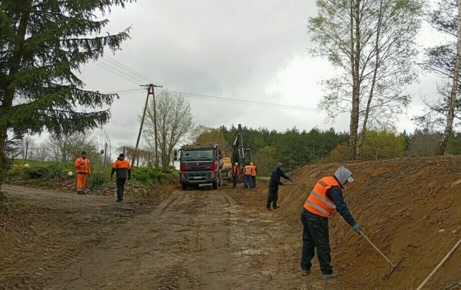 Zdjęcie do Rozpoczęły się prace związane z przebudową drogi w miejscowości...
